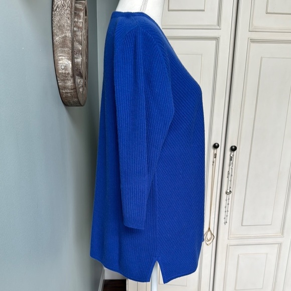 Neiman Marcus Blue V-Neck Sweater with 3/4 Sleeves. Size L - Picture 2 of 4